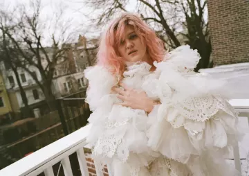 Grace Ives im Interview: Vom Newcomer zur Tour mit Olivia Rodrigo